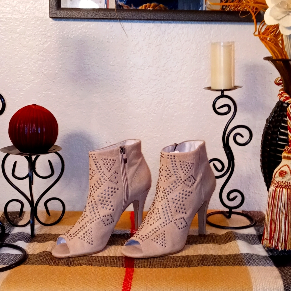 🥰😍 Sexy Vince Camuto Tan Booties with Studs in Silver